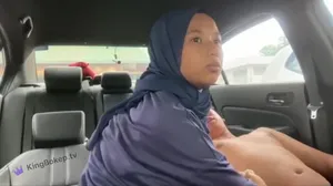 ukhti-jilbab-cobain-pengalaman-baru-di-dalam-mobil